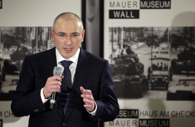 Mikhail Khodorkovsky speaks during his first news conference after his release in Berlin on Sunday.   AP-Yonhap News