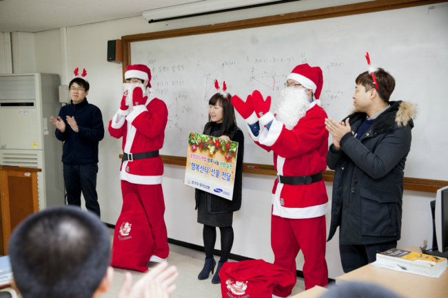 Samsung SDS employees last week visited a youth detention center in Daegu to hand out Christmas gifts and cards as part of the company’s annual volunteer program.   Samsung SDS