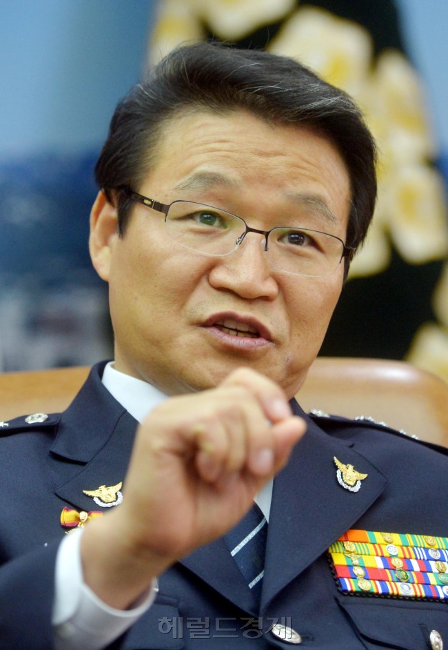 김용판 서울지방경찰청장<br />김명섭 기자 msiron@heraldcorp.com