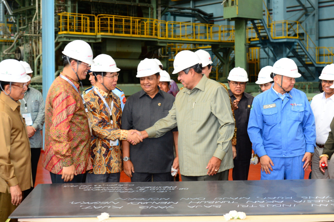 POSCO CEO Chung Joon-yang (third from left) shakes hands with Indonesian President Susilo Bambang Yudhoyono at a ceremony to mark the successful completion of the steel mill in Cilegon, Indonesia, Monday.   POSCO