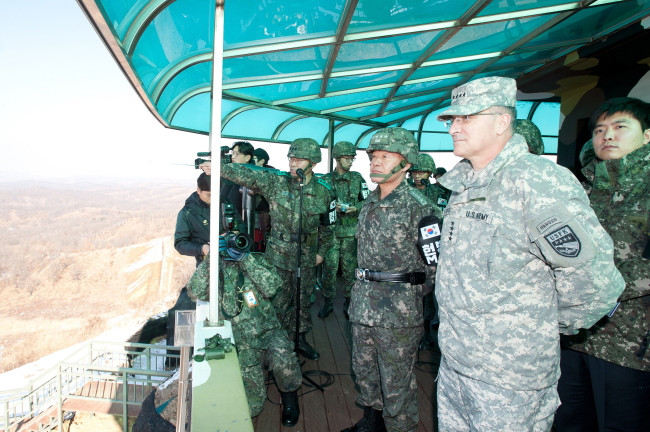 South Korea’s Joint Chiefs of Staff Chairman Adm. Choi Yoon-hee (second from right, front row) and Korea-U.S. Combined Forces Com­mander Gen. Curtis Scaparrotti (right) are briefed on the security situation during their visit to an observation post in the western frontline area on Monday.  JCS