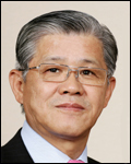 최신원(기업인/SKC대표이사회장/경기사회복지공동모금회회장/수원상공회의소회장)
최신원<사진> SKCㆍSK텔레시스 회장이 성탄절을 하루 앞둔 24일 SK텔레시스 임원ㆍ신입사원, 경기사회복지공동모금회 직원 등 40여명과 함께 서울 창신동 ‘동대문 쪽방촌’을 찾아 겨울나기 먹거리 전달 봉사활동을 진행했다.