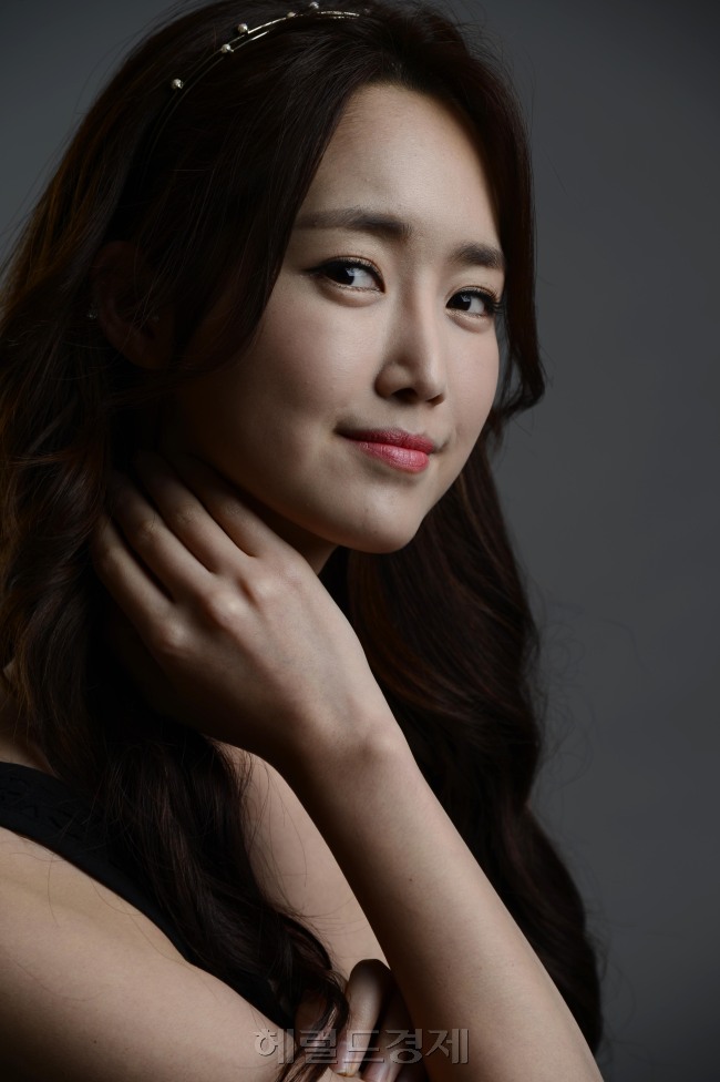 정주연(모델/영화배우)
“물인 줄 알고 덥석 마셨다가 목에 턱 하고 걸리는 톡 쏘는 맛에 놀랐죠. 그 짜릿한 탄산에 매료됐고요.”