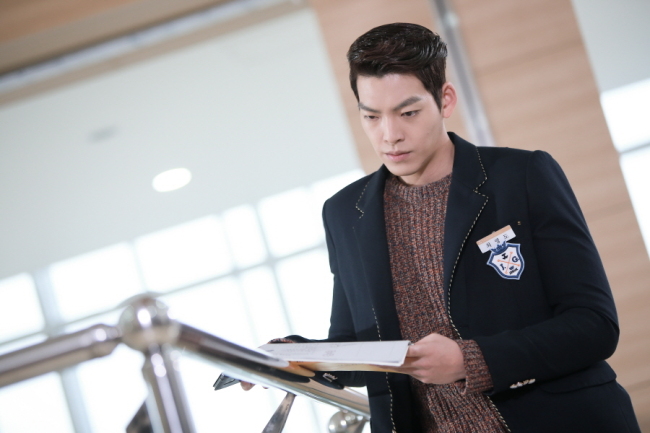 김우빈(김현중/모델/탤런트)
‘상속자들’의 서브 남주인공으로 10대부터 40대까지 여성팬을 사로잡은 대세 배우 김우빈이 SBS 연기대상 MC로 발탁된 소감을 전했다.