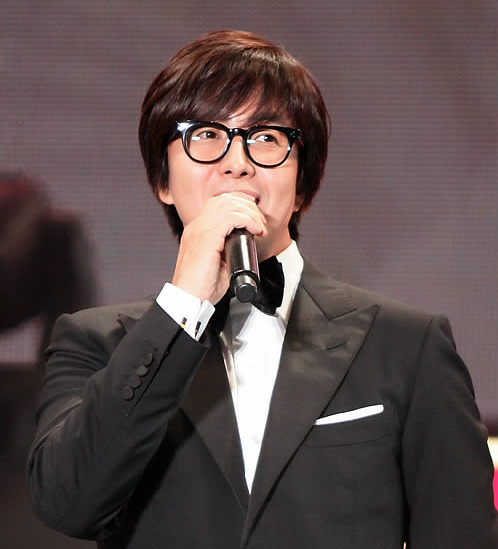 배용준(영화배우/탤런트)
배용준(41)의 14세 연하 여자친구가 구자균 LS산전 부회장의 차녀 구소희(27)씨인 것으로 확인됐다고 24일 일간스포츠가 전했다.