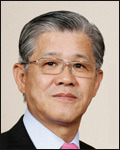 최신원(기업인/SKC대표이사회장/경기사회복지공동모금회회장/수원상공회의소회장)
SKCㆍSK텔레시스 회장이 성탄절을 하루 앞둔 24일 SK텔레시스 임원ㆍ신입사원, 경기사회복지공동모금회 직원 등 40여명과 함께 서울 창신동 ‘동대문 쪽방촌’을 찾아 겨울나기 먹거리 전달 봉사활동을 진행했다.
