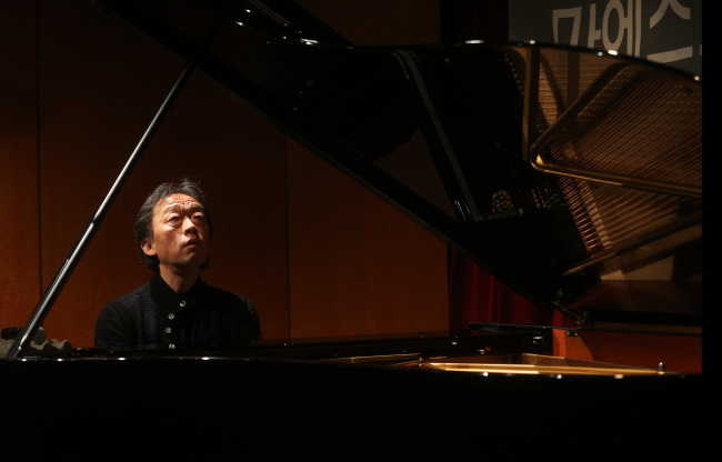 정명훈(지휘자/서울시립교향악단예술감독/아시아필하모니오케스트라예술감독)Maestro Chung Myung-whun plays the piano at the Maria Callas Hall in southern Seoul on Tuesday.   Yonhap News