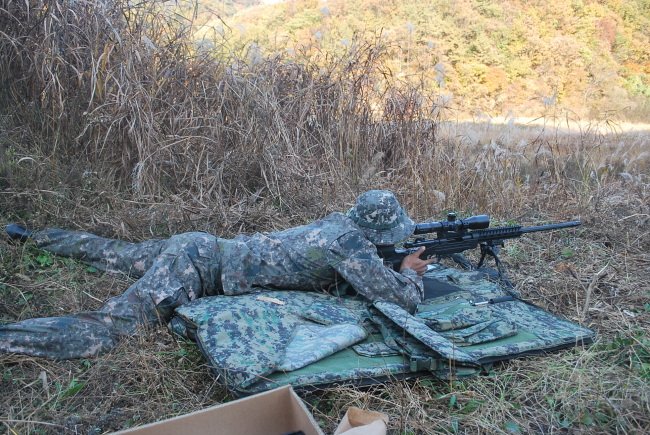 그동안 해외 업체에 의존해왔던 우리 군(軍)의 초정밀 저격용소총(Sniper)을 순수 국내 업체의 기술로 개발해 본격 공급하게 됐다.
국내 유일의 소구경 화기 제조업체인 S&T모티브(064960)는 순수 독자기술로 개발한 초정밀 7.62mm K-14 저격용소총초도 양산분을 우리 군에 본격 공급했다고 24일 밝혔다.