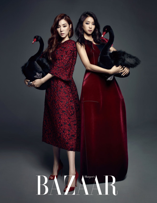 티파니(좌부터/스테파니황/가수/소녀시대/소녀시대-태티서),보라(윤보라/가수/씨스타)
Tiffany of Girls’ Generation and Bora from Sistar have posed for a pictorial due to be published in the January issue of Harper’s Bazaar magazine.