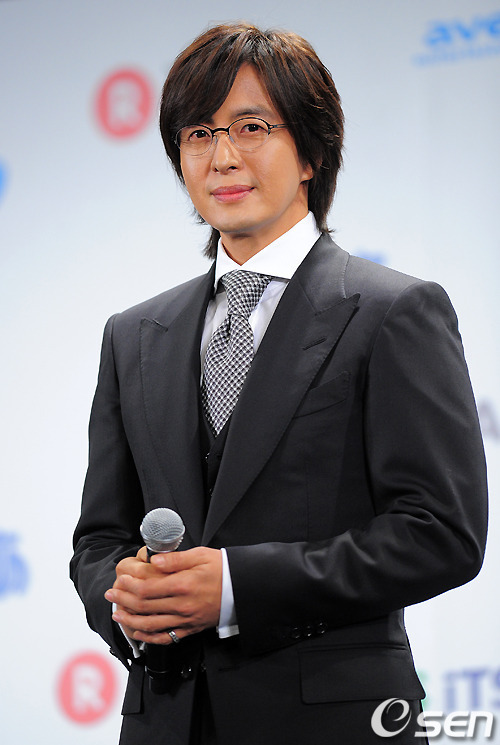 배용준(영화배우/탤런트)
배용준의 열애 상대로 알려진 구소희 씨에 대한 구체적인 신상정보가 잇따라 밝혀지자 소속사가 불편한 심경을 드러냈다.