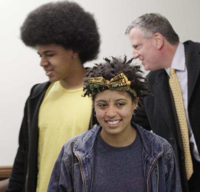 Democratic mayoral candidate Bill de Blasio (right) arrives at a polling station with his son Dante (left) and daughter Chiara in New York on Nov. 5.   AP-Yonhap News