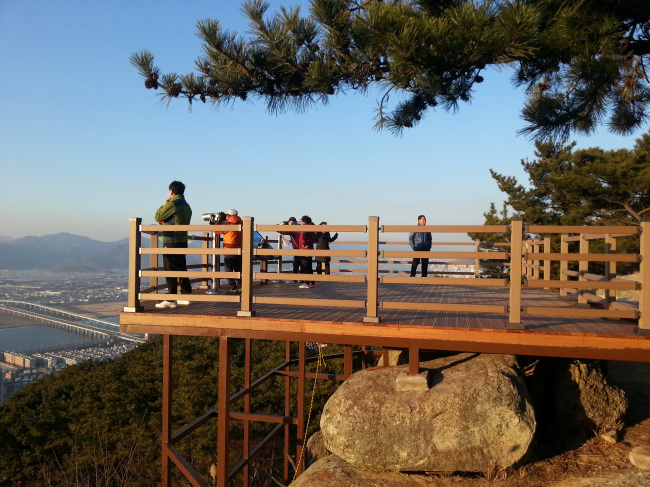 The observation platform of the barrier-free mountain trail to be dedicated on Dec. 30.   Bukgu district office