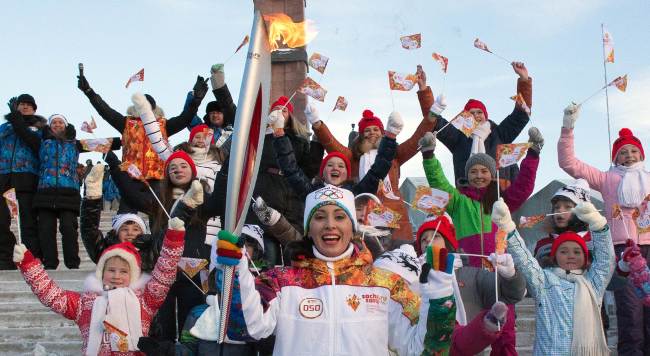The Sochi 2014 Winter Olympics Organizing Committee shows torchbearer posing for a photo with children in Ufa, the regional capital of the Volga River region of Bashkortostan, about 1,200 kilometers east of Moscow.     AFP-Yonhap News