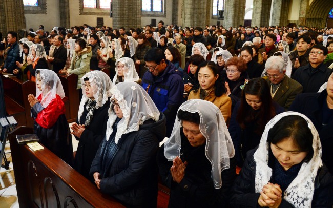 Catholics attend a Christmas Mass at Myeong-dong Cathedral, the seat of the Archdiocese of Seoul, in central Seoul on Wednesday.   Kim Myung-sub/The Korea Herald