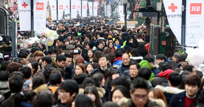 성탄절인 25일 많은 시민들이 서울 명동거리에서 휴일을 보내고 있다.<br />김명섭 기자 msiron@heraldcorp.com