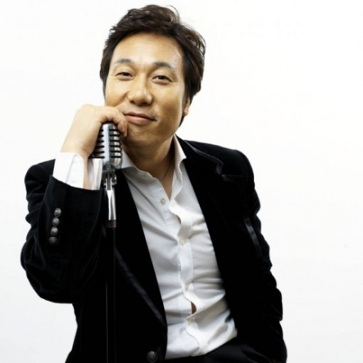이문세(가수/방송인)
　엑소 정규 1집 ‘XOXO’가 12년 만의 ‘밀리언셀러(앨범 판매량 100만 장 돌파)’라는 대기록을 눈앞에 두고 있다.