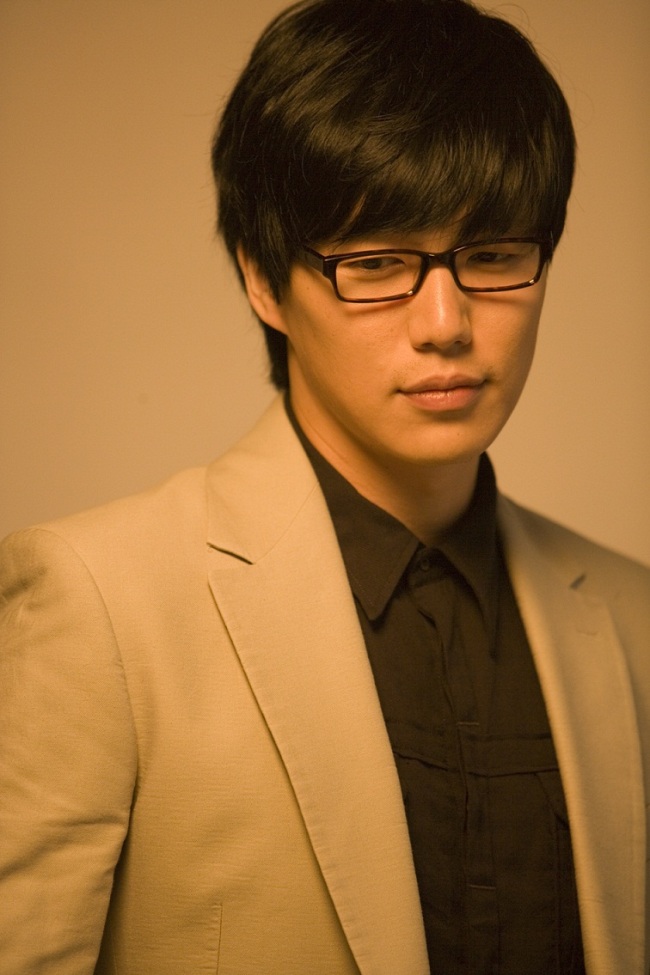 성시경(가수)
계사년(癸巳年) 마지막 밤, 텔레비전에서 흘러나오는 제야의 종소리가 지겹다면 콘서트 현장을 찾는 것은 어떨까. 묵은해를 제야의 종소리와 함께 흘려보내고 싶지 않은 이들을 위한 다채로운 콘서트가 곳곳에서 열린다. 갑오년(甲午年) 말띠 해를 맞아 말처럼 힘찬 움직임으로 새해를 맞이할 수 있는 콘서트를 모아봤다.