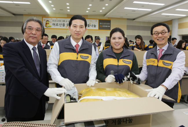 KB금융그룹 임직원이 지난 11일 전국 2000여 독거노인 세대에 겨울나눔 생활용품 2000세트를 전달하고 있다. 사진은 왼쪽부터 최주환 한국사회복지관협회 회장, 임영록 KB금융그룹 회장, 프로골퍼 박인비 선수, 이건호 국민은행장.
