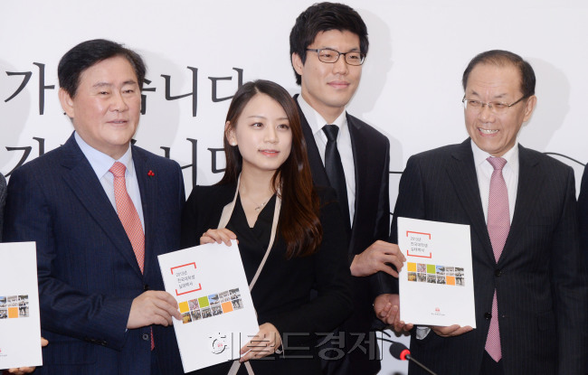 새누리당 황우여 대표와 최경환 원내대표는 26일 오전 국회 대표최고위원실에서 최고위원회의를 열어 청년대책 관련 보고를 받고 백서를 전달받고 있다. 박현구 기자phko@heraldcorp.com
새누리당 황우여 대표와 최경환 원내대표는 26일 오전 국회 대표최고위원실에서 최고위원회의를 열어 청년대책 관련 보고를 받고 백서를 전달받고 있다. 박현구 기자phko@heraldcorp.com
여의도연구원 청년정책연구센터가 지난 10월 전국 113개 4년제 종합대학 재학생 3861명을 대상으로 설문조사(표본오차 95%, 오차범위 ±1.58%)를 실시한 결과 대학생의 가장 큰 고민은 역시 ‘취업(37.1%)’으로 나타났다.