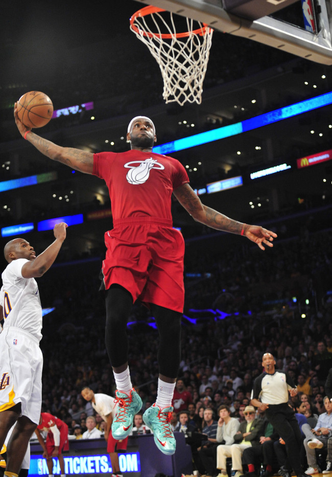 Miami Heat forward LeBron James dunks against the Los Angeles Lakers on Wednesday.   USA Today-Yonhap News