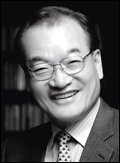 윤영달(기업인/크라운-해태제과회장)
윤영달 크라운-해태제과 회장이 지난 10여년 동안 추진해 온 아트경영에 대한 경험과 철학을 담은 저서 ‘AQ 예술지능(미래 기업의 성공 키워드)’을 펴냈다고 회사 측이 26일 밝혔다.