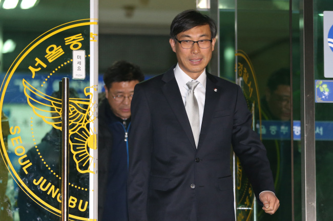 <YONHAP PHOTO-0024> 석방되는 김정훈 전교조 위원장 (서울=연합뉴스) 김주성 기자 = 철도노조 지도부에 대한 체포영장 집행을 방해하며 경찰관을 폭행한 혐의로 구속영장이 신청됐던 김정훈 전국교직원노동조합 위원장이 26일 오전 영장이 기각됨에 따라 서울 중부경찰서에서 석방되고 있다. 2013.12.26 utzza@yna.co.kr/2013-12-26 01:28:57/ <저작권자 ⓒ 1980-2013 ㈜연합뉴스. 무단 전재 재배포 금지.>