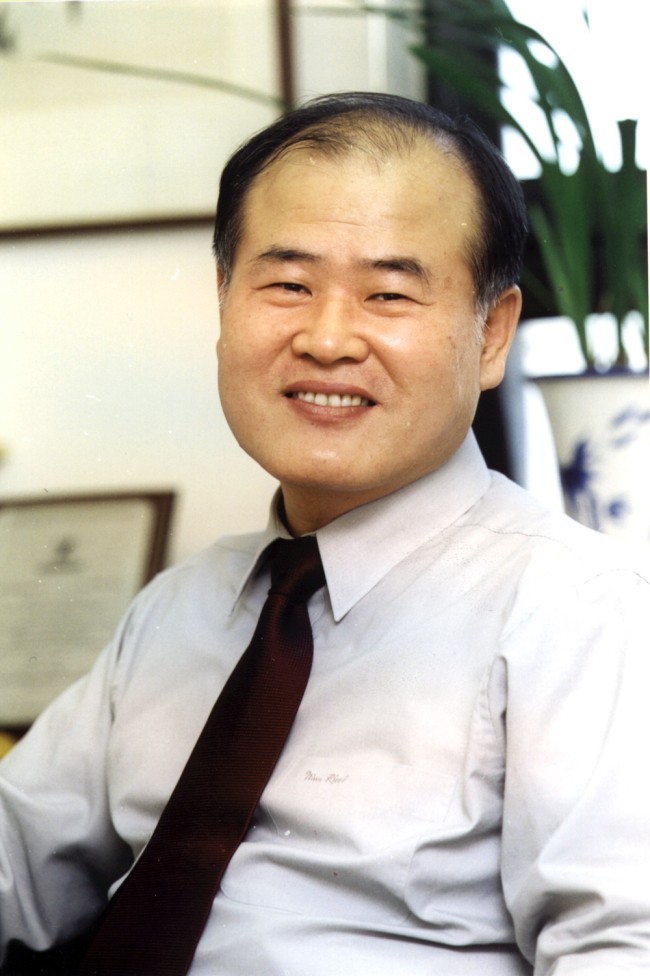 조우신(의사/서울아산병원교수)
관절염과 무릎 인공관절 수술 분야 국내 최고 의사인 조우신 서울아산병원 정형외과 교수가 생로병사와 희로애락이 응축된 병원에서 보낸 20여 년간의 세월을 한 권의 수필집으로 묶어냈다.