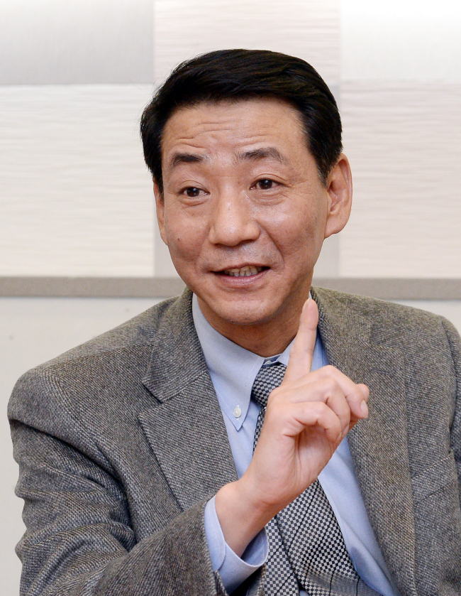 권용원(기업인/키움증권대표이사사장)
우리자산운용 인수를 위한 우선협상대상자로 선정된 키움증권 권용원<사진> 대표는 26일 “전통있고 성장 가능성이 큰 우리자산운용을 업계 강자로 성장시킬 계획”이라고 포부를 밝혔다.