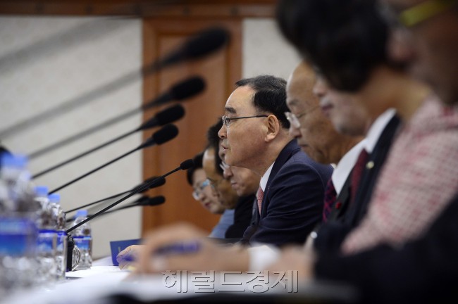 정홍원 국무총리가 26일 오전 정부서울청사에서 국가정책조정회의를 주재하고 있다. 박해묵 기자/mook@heraldcorp.com
정홍원 국무총리가 26일 오전 정부서울청사에서 국가정책조정회의를 주재하고 있다. 박해묵 기자/mook@heraldcorp.com
정홍원 국무총리가 26일 오전 정부서울청사에서 국가정책조정회의를 주재하고 있다. 정부는 이날 복지사업 부정수급 제도 개선, 지능형교통체계 산업활성화 방안, 4대악 국민안전 체감도 조사 결과 등을 논의했다.  박해묵 기자/mook@heraldcorp.com
