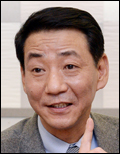 권용원(기업인/키움증권대표이사사장)
우리자산운용 인수를 위한 우선협상대상자로 선정된 키움증권의 권용원 대표는 26일 “전통있고 성장가능성이 큰 우리자산운용을 업계 강자로 성장시킬 계획”이라고 포부를 밝혔다.