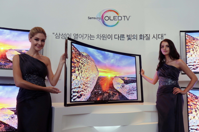 세계시장에서 올해 가장 TV를 많이 판 회사는 삼성전자였다.
전문조사기관인 디스플레이서치에 따르면 삼성전자는 지난 3분기까지 금액기준으로 세계 평판TV 시장의 26.5%를 점유하며 가장 많이 TV를 판 브랜드가 됐다. 지난 2006년 이후 8년 연속 1위로, 공식적인 집계가 시작된 이래 최다 연속이다. 한때 세계 TV시장을 호령했던 일본의 소니의 점유율은 이제 삼성전자의 4분의 1수준이 됐다.