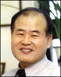 조우신(의사/서울아산병원교수)
관절염과 무릎 인공 관절 수술 분야 국내 최고 의사인 조우신 서울아산병원 정형외과 교수가 생로병사와 희노애락이 응축된 병원에서 보낸 20여년간의 세월을 한 권의 수필집으로 묶어냈다.