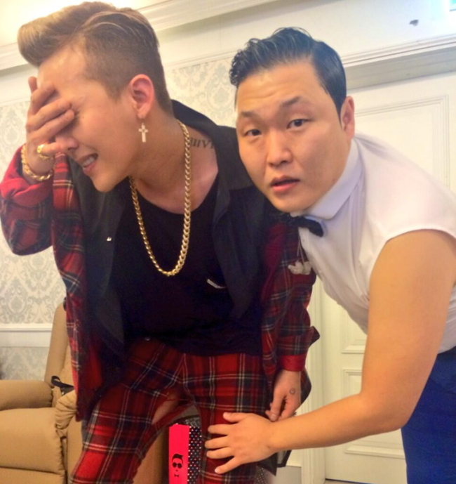 지드래곤(좌부터/권지용/가수/음악PD/빅뱅/GD&TOP),싸이(박재상/가수/음악PD)
빅뱅 지드래곤의 ‘찢바지’(찢어진 바지) 사진이 화제다.