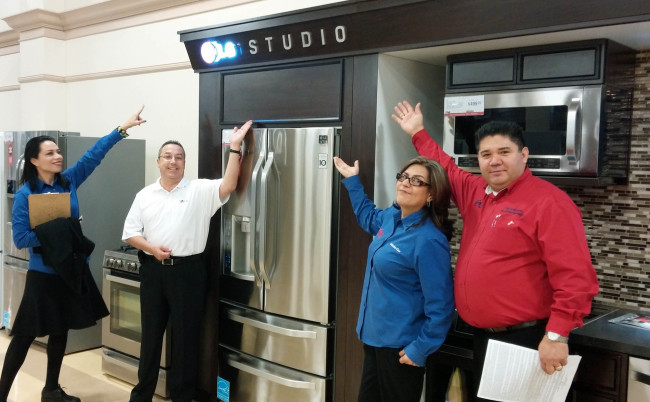Employees at U.S. electronics chain Conn’s introduce LG Electronics’ kitchen products in Phoenix, Arizona, on Wednesday.   LGE