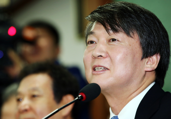 안철수(국회의원/국회)
Rep. Ahn Cheol-soo, a star independent trying to form a party of his own, bristled strongly at criticism of his party plans from the main opposition Democratic Party, gearing up a battle to be a leading opposition group ahead of next year’s local elections.
Ahn Cheol-soo.   Yonhap News