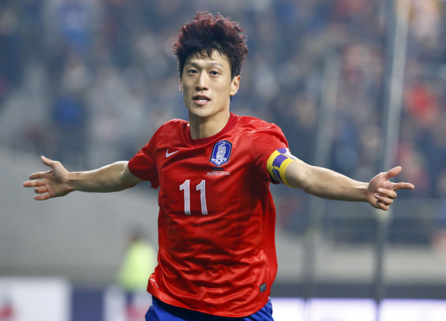 이청용(축구선수/볼튼원더러스FC/미드필더)
Bolton Wanderers’ midfielder Lee Chung-yong was voted the top South Korean footballer of 2013 in a national survey released on Thursday.
Lee Chung-yong   Yonhap News