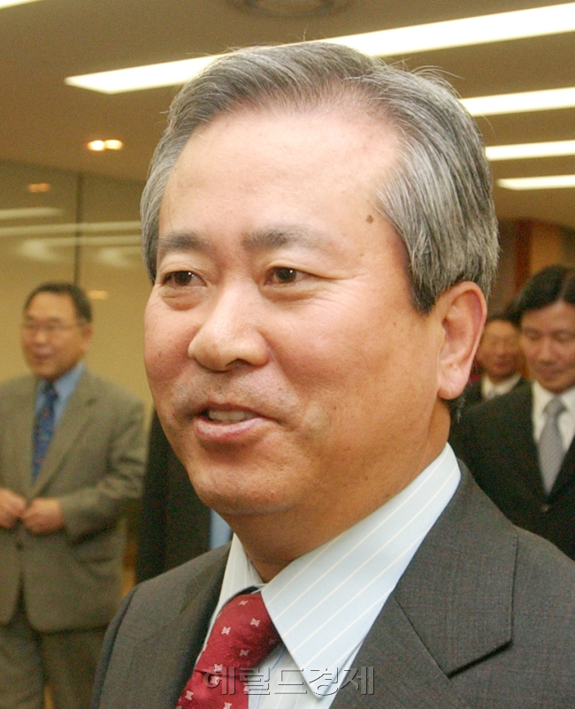 신한은행주주총회<br />신한은행장 신상훈/2006.02.15 배선지기자sunji@heraldm.com
신한은행주주총회
신한은행장 신상훈/2006.02.15 배선지기자sunji@heraldm.com
신한은행주주총회
신한은행장 신상훈/2006.02.15 배선지기자sunji@heraldm.com