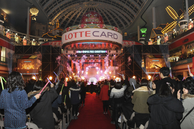 롯데카드는 지난 13일 롯데월드로 회원 2만7000명을 초청, 9번째 ‘프리 크리스마스(Free Christmas)’ 콘서트를 개최했다.
롯데카드는 지난 13일 롯데월드로 회원 2만7000명을 초청, 9번째 ‘프리 크리스마스(Free Christmas)’ 콘서트를 개최했다.