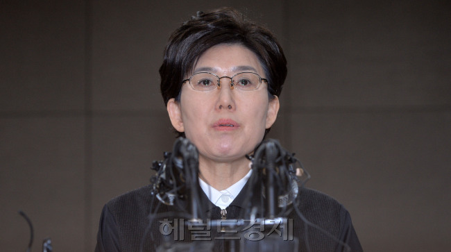 철도파업 19일째인 27일 오전 코레일 서울사옥에서 최연혜 코레일 사장이 기자회견을 하며 야합이나 명분없는 타협은 없다고 강력하게 이야기를 하고 있다.<br />이상섭 기자. babtong@heraldcorp.com 2013.12.27