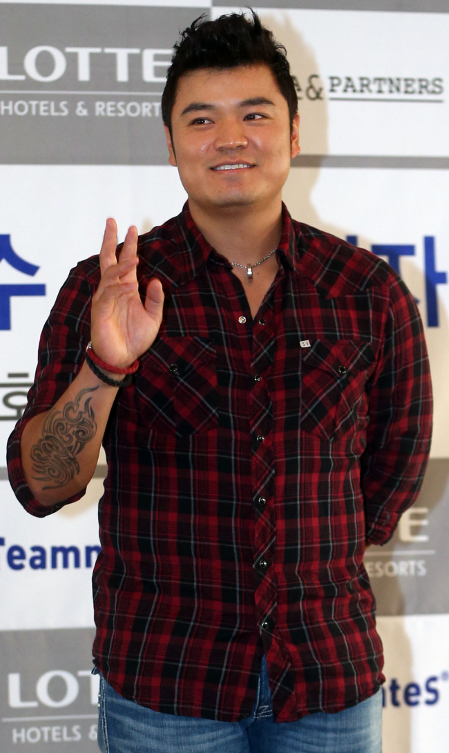 추신수(야구선수/신시내티레즈외야수)
South Korean big leaguer Choo Shin-soo will hold his foundation’s first charity event at home early in the new year, the player’s management company here said on Friday.
Choo Shin-soo