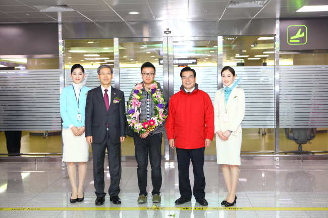 Korea welcomed Chinese tourist Ma Jiao as the 12 millionth foreign visitor to the country at Jeju International Airport on Friday. The country saw the number of foreign visitors rise about 9 percent from last year.   Korea Tourism Orga