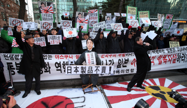 Civic activists stage a protest in Seoul on Friday against Japanese Prime Minister Shinzo Abe’s visit to the Yasukuni Shrine.   Yonhap News