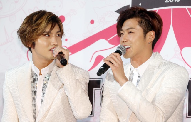 동방신기가 26일 오후 경기도 고양시 킨텍스에서 열린 'SM타운 위크 콘서트' 기자회견에서 취재진의 질문에 답하고 있다. (연합뉴스)