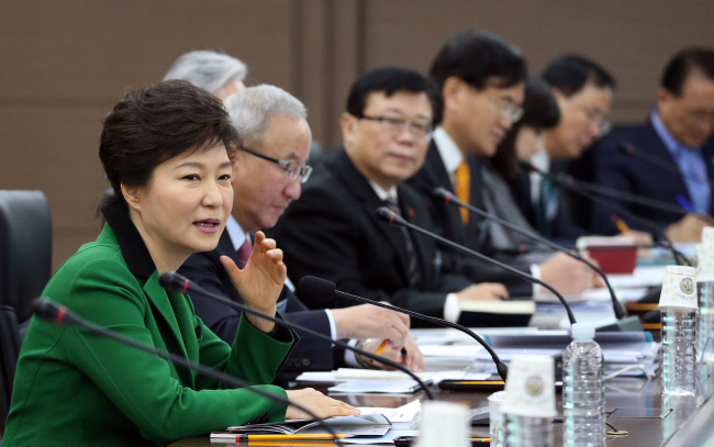 President Park Geun-hye speaks at a meeting of economic policymakers at Sejong Government Complex in Sejong City on Friday. (Yonhap News)