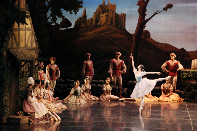 A scene from “Giselle,” which will be included in the upcoming gala program of UBC (Universal Ballet Company)