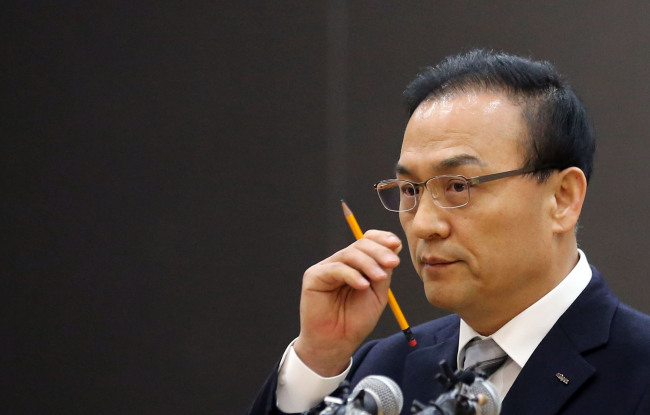 KORAIL spokesman Jang Jin-bok holds press briefing on rail strike at the company's Seoul headquarters, Saturday. Yonhap