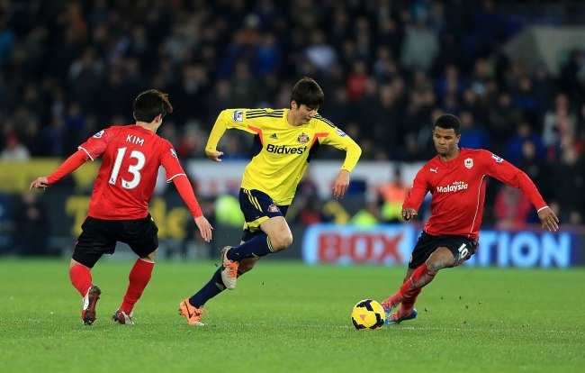 Sunderland’s Ki Sung-yeung (center) battles for the ball with Cardiff City’s Kim Bo-kung (left) and Fraizer Campbellduring at the Cardiff City Stadium in Cardiff, Wales, Saturday.    AP-Yonhap News