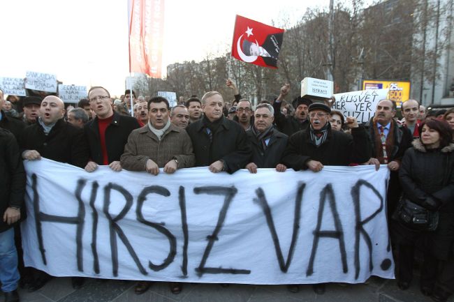 People hold a banner reading “catch the thief!” during a protest against corruption in Ankara on Saturday.   AFP-Yonhap News