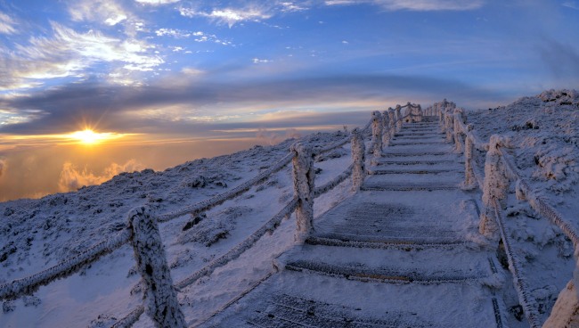 A view of the sun peering over the horizon is seen from the top of Mount Hallasan on Jejudo Island, as Koreans send off a 2013 marked by political turmoil, North Korea’s nuclear threats and power upheaval, and a still-sluggish domestic economy.   Kim Myung-sub/The Korea Herald