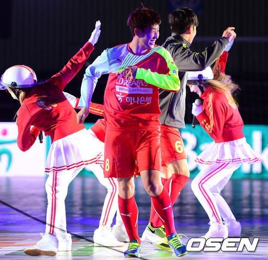 손흥민(축구선수/TSV바이엘04레버쿠젠포워드)
축구선수 손흥민(21·레버쿠젠)이 걸그룹 크레용팝의 무대에 난입해 화제다.
사진=OSEN